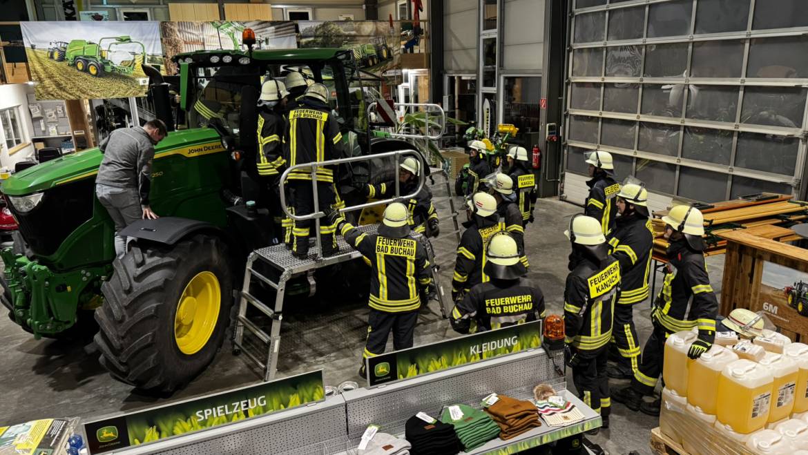 Feuerwehr übt technische Rettung an landwirtschaftlichen Maschinen