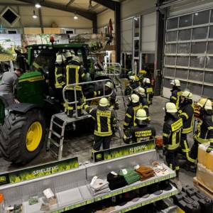 Feuerwehr übt technische Rettung an landwirtschaftlichen Maschinen