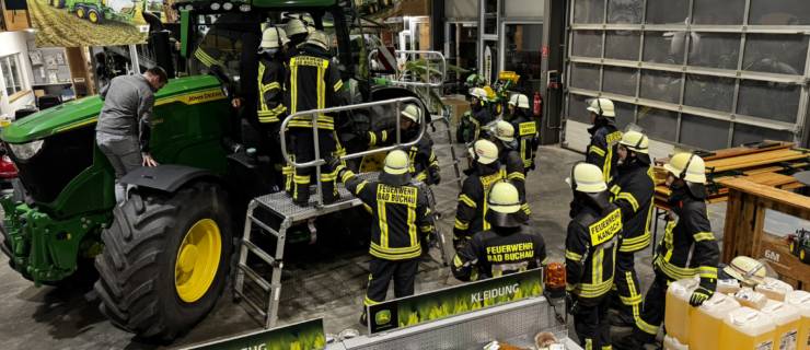 Feuerwehr übt technische Rettung an landwirtschaftlichen Maschinen